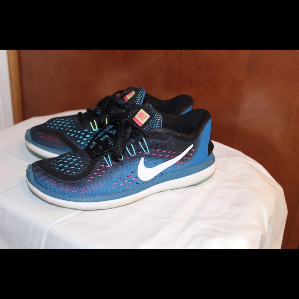 Women’s Nike flex running shoes